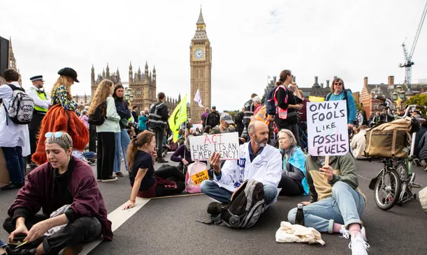生活成本飙升，英国超50城镇爆发示威游行：我们受够了